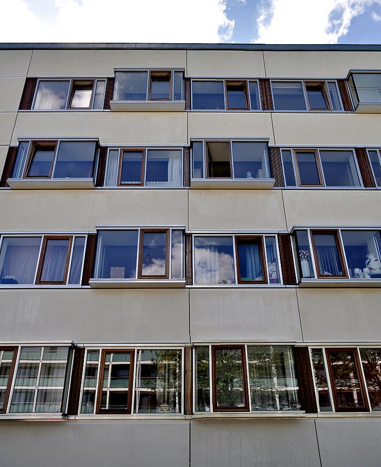 Det nye facadelag har fået liv og dybde, ved at nogle vinduer er blevet trukket lidt ud. Det giver også mere lys inde i lejlighederne. Foto: Vandkunsten 