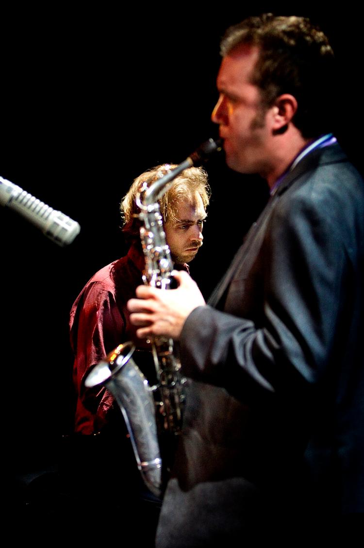 Will Vinson har en overraskende stor tone på sin altsax. Sammen med den amerikanske pianist Aaron Parks er briten, der selv flyttede til New York for godt og vel ti år siden, på turné i Europa. Foto: Finn Frandsen