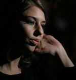 Bag facaden.  Som optakt til  den nye film hørte Sofia Coppola en masse sladderhistorier om unge succesfulde partyfyre, som alligevel  tumlede fra krise til krise. »Jeg blev nysgerrig efter  at finde ud af,  hvad der egentlig foregår i sådan  et menneske«,  fortæller hun. 