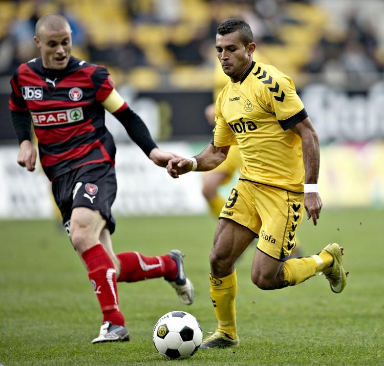 Dyst. FC Midtjyllands Mikkel Thygesen og Horsens Gilberto Macena i superligakampen på CASA Arena i Horsens. 