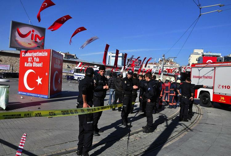 Parade. Politifolk omringer området, hvor dagens eksplosion gik af og sårede 32 personer. Ambulancer ankom hurtigt efter eksplosionen til stedet, hvor der skulle have været en parade i anledning af fejring af landets nationaldag. 