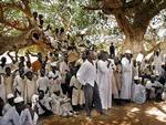 krigsForbrydelser. Konflikten i Darfur har siden 2003 kostet op mod 400.000 livet. Men det internationale samfund kan tilsyneladende ikke finde ud af, hvem der skal tage teten og gøre op mod folkedrabet - og derfor sker der intet. 