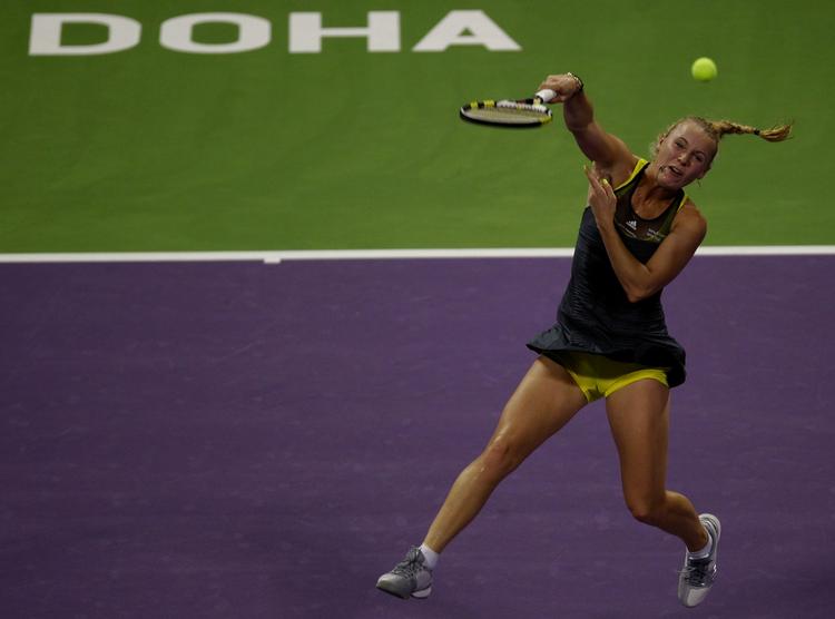 koncentrationssvigt.  Caroline Wozniacki havde taget teten, men mistede fokus i tredje sæt mod Kim Clijsters. 