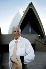 Tævet. Jan Utzon fik sig en ubehagelig overraskelse, da han gik uden for sit hotel i Sydney. 