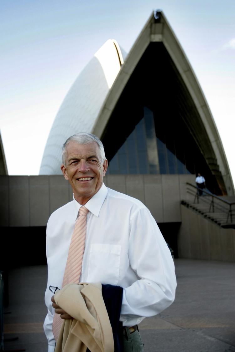 Tævet. Jan Utzon fik sig en ubehagelig overraskelse, da han gik uden for sit hotel i Sydney. 