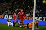 tåhyler. Liverpools Maxi Rodriguez scorer som i skolegården med en stiv tå på bolden. 