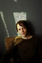 Vred. I den danske litteratur, der skrives i dag, er vreden svær at få øje på. Digteren Lars Skinnebach er en undtagelse. 