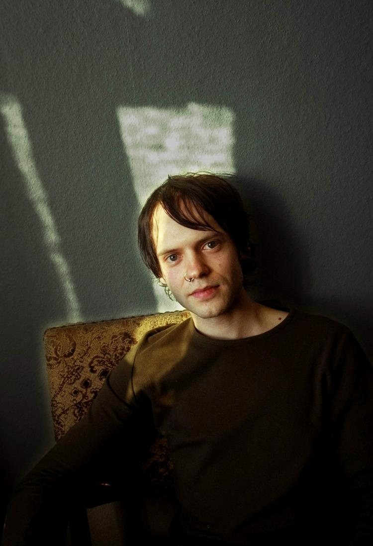 Vred. I den danske litteratur, der skrives i dag, er vreden svær at få øje på. Digteren Lars Skinnebach er en undtagelse. 