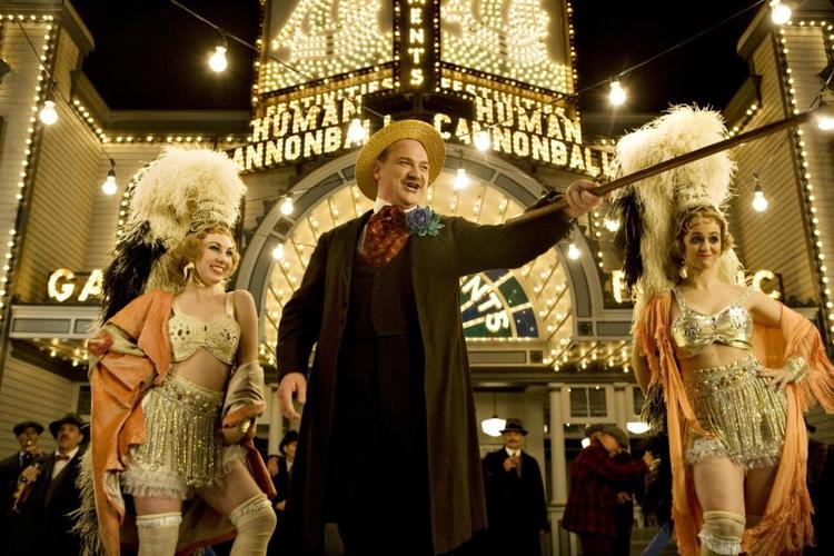 Tidstypisk. Scenografien i 'Boardwalk Empire' lader ikke noget tilbage at ønske med hensyn til staffage og pynt, såvel menneskeligt som ornamentalt. 