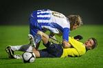 tæt. Esbjerg fB's Tim Janssen og Brøndby IF's Daniel Stenderup i nærkamp. 