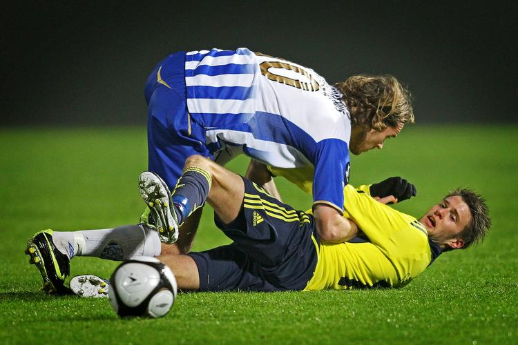 tæt. Esbjerg fB's Tim Janssen og Brøndby IF's Daniel Stenderup i nærkamp. 