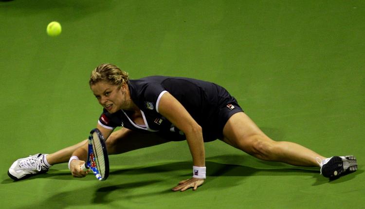 split. Kim Clijsters samler selv de mest umulige bolde op og har et stort slag-repertoire. 