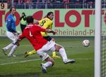 tvekamp. Dortmunds Lucas Barrios (th) scorer holdets andet mål i topkampen mod Mainz. 