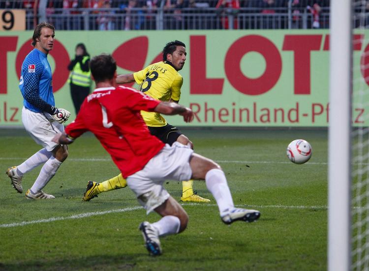 tvekamp. Dortmunds Lucas Barrios (th) scorer holdets andet mål i topkampen mod Mainz. 