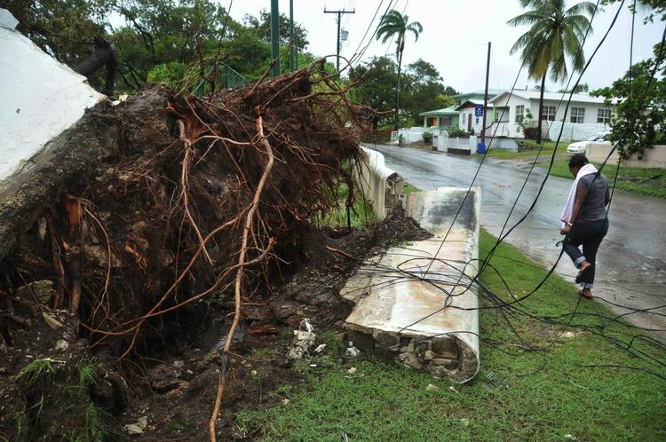 Katastrofe. Den tropiske storm Tomas ramte Barbados lørdag. Nu truer den med at sætte retning mod kolera-ramte Haiti. 