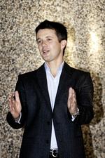 En stolt Kronprins Frederik kunne den 15. oktober 2005 vise den fremmødte presse,  hvor lang den nye tronarving var ved fødslen. 