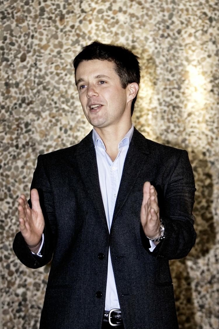 En stolt Kronprins Frederik kunne den 15. oktober 2005 vise den fremmødte presse,  hvor lang den nye tronarving var ved fødslen. 