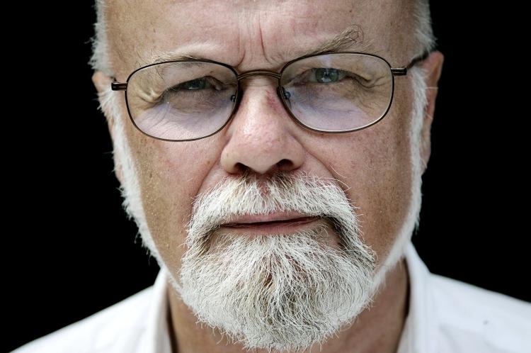 Børnelitteratur. Professor i børnelitteratur Torben Weinreich (billedet) mener, at kendte danskeres forsøg ud i genren er utilstrækkelige. De skriver simpelthen ikke godt nok. 
