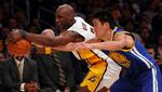 ubesejret. Lamar Odom fra Los Angeles Lakers (tv) når bolden før Jeremy Lin fra Golden State Warriors i NBA-matchen søndag. 