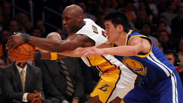 ubesejret. Lamar Odom fra Los Angeles Lakers (tv) når bolden før Jeremy Lin fra Golden State Warriors i NBA-matchen søndag. 