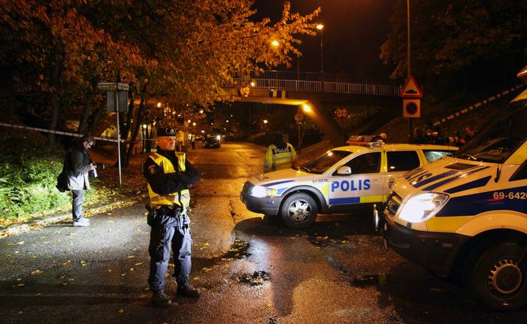Skud. Tre teenagepiger hørte fredag aften skud blive affyret og så en bevæbnet mand i et buskads. 