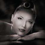 Så cool, vampet og fræk flirtende er den klejne Imelda May med krudtrøg og whisky på stemmebåndene. PR-foto 