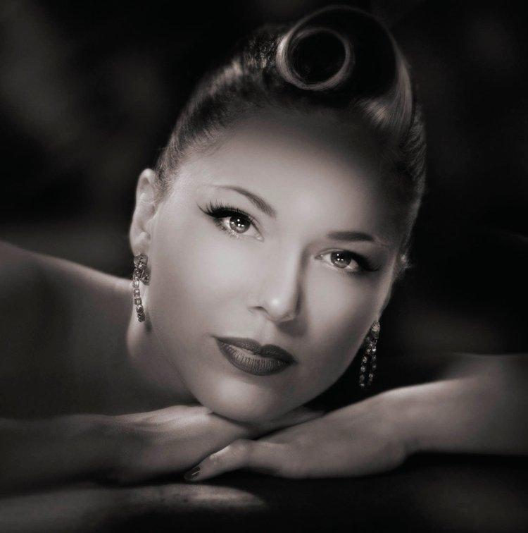 Så cool, vampet og fræk flirtende er den klejne Imelda May med krudtrøg og whisky på stemmebåndene. PR-foto 