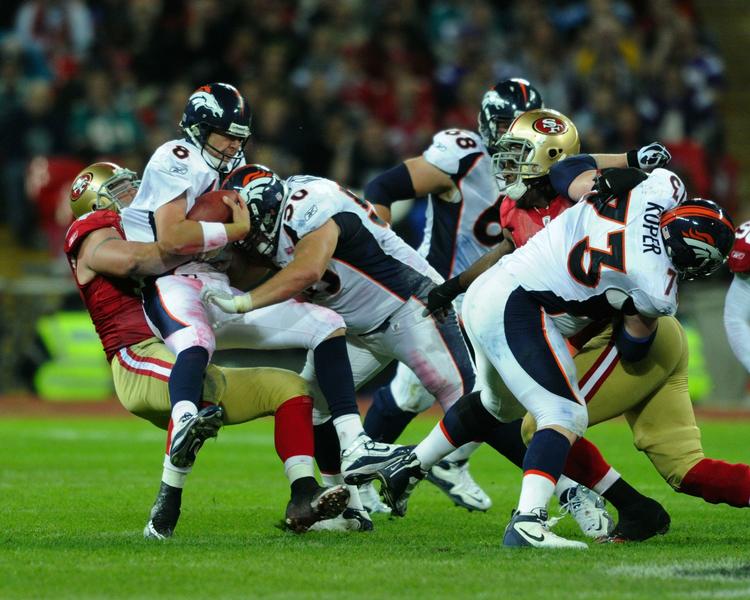 fight. Kampen mellem San Francisco 49ers og Denver Broncos bølgede længe frem og tilbage. 