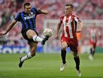 skadet. Ivica Olic (th) ses her under Champions League finalen i maj mellem Inter og Bayern. Arkivfoto. 