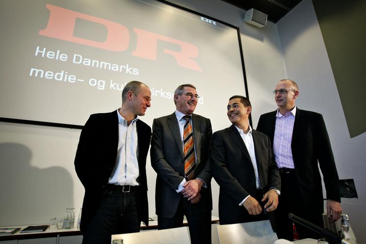 Udskiftning. Tidligere DR-formand Mogens Munk Rasmussen og tidligere DR-generaldirektør Kenneth Plummer ses her i midten, da DR-toppen afslørede en række nye kanaltiltag i 2006, bl.a. oprettelsen af DR Update. De øvrige personer på billedet, mediedirektør Lars Grarup (t.v.) og programdirektør Lars Vesterløkke (t.h.) er også fortid i DR Førstnævnte er i dag chefredaktør på Politiken, mens Vesterløkke er direktør for Ritzau . Arkivfoto. 