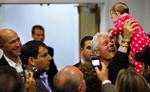 Valgkamp. Bill Clinton rejser rundt i USA for at give sin støtte til demokratiske politikere. Undervejs bliver der også tid til en klassiske politiker-disciplin: Kys til babyer. 