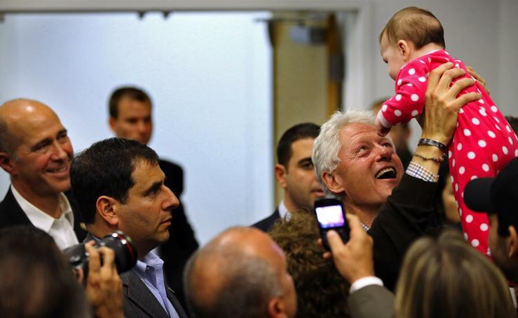 Valgkamp. Bill Clinton rejser rundt i USA for at give sin støtte til demokratiske politikere. Undervejs bliver der også tid til en klassiske politiker-disciplin: Kys til babyer. 