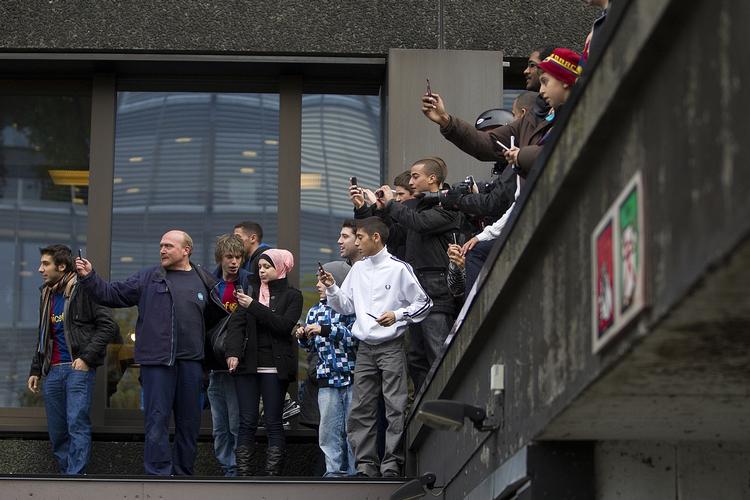 primadonna-nykker. Stjernerne fra Barcelona blev ikke udsat for de danske tilhængere, der stod klar til at tage imod dem i både lufthavn og ved hotellet i København. Her forsøger fans ved hotellet med et fotografisk langskud ned mod kælderindgangen. 