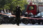 Afspærring. Efter en pakke eksploderede i dag i Athen og sårede en kvinde, spærrer beslaglade politiet øvrige pakker som blev destrueret under kontrollerede forhold. 