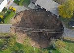 kæmpehul. 23 huse er foreløbig blevet evakueret efter at et gigantisk kæmpehul pludselig kom til syne i byen Schmalkalden i det centrale Tyskland i dag. Ingen er dog kommet til skade. En bil blev opslugt af hullet, da jorden pludselig begyndte at ryste kort inden hullet opstod. 