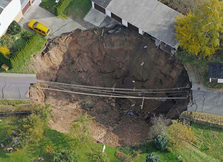 kæmpehul. 23 huse er foreløbig blevet evakueret efter at et gigantisk kæmpehul pludselig kom til syne i byen Schmalkalden i det centrale Tyskland i dag. Ingen er dog kommet til skade. En bil blev opslugt af hullet, da jorden pludselig begyndte at ryste kort inden hullet opstod. 