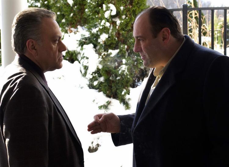 Sopranos. Billedbureauet AP har desværre ingen billeder af Denise Borino-Quinn. På billedet ses i stedet Johnny Sack (Vincent Curatola), der spillede hendes mand i 'Sopranos' sammen med hovedpersonen Tony Soprano (James Gandolfini). Arkivfoto. 