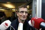 Glad. Han får lov at blive. Indtil det bliver landsrettens tur til at behandle Niels Holck-sagen. 
