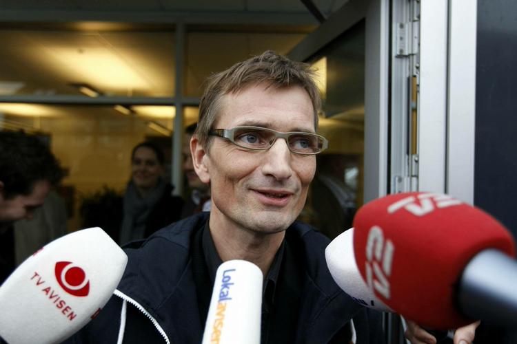 Glad. Han får lov at blive. Indtil det bliver landsrettens tur til at behandle Niels Holck-sagen. 