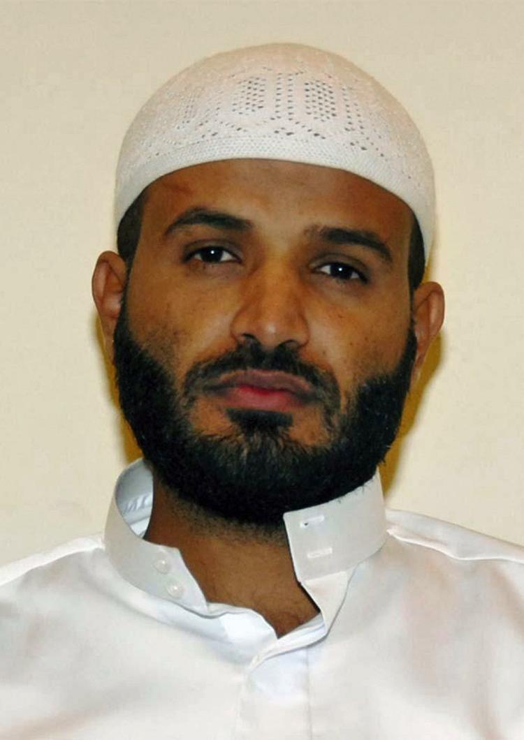 afhopper. Jabr al-Faifi overgav for to uger siden sig selv til myndighederne i Saudi-Arabien. Herefter fortalte han angiveligt myndighederne om de to pakkebomber, der skulle fragtes fra yemen til USa via fly. Bomberne blev fundet i fly i henholdvis London og Dubai i den forgangne uge. 