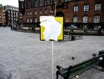 Her er skiltet ved Rådhuspladsen, der ikke længere ser ud som det gjorde oprindeligt. Hvorvidt ødelæggelsen er politisk motiveret vides ikke. 