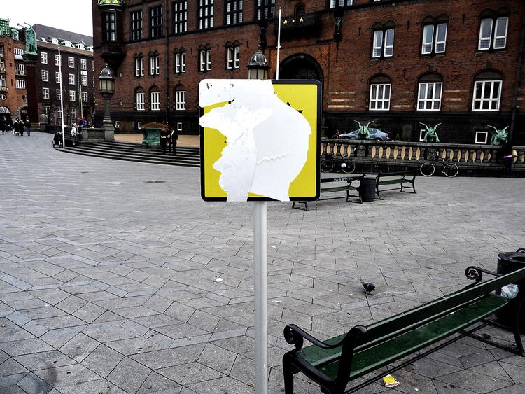 Her er skiltet ved Rådhuspladsen, der ikke længere ser ud som det gjorde oprindeligt. Hvorvidt ødelæggelsen er politisk motiveret vides ikke. 