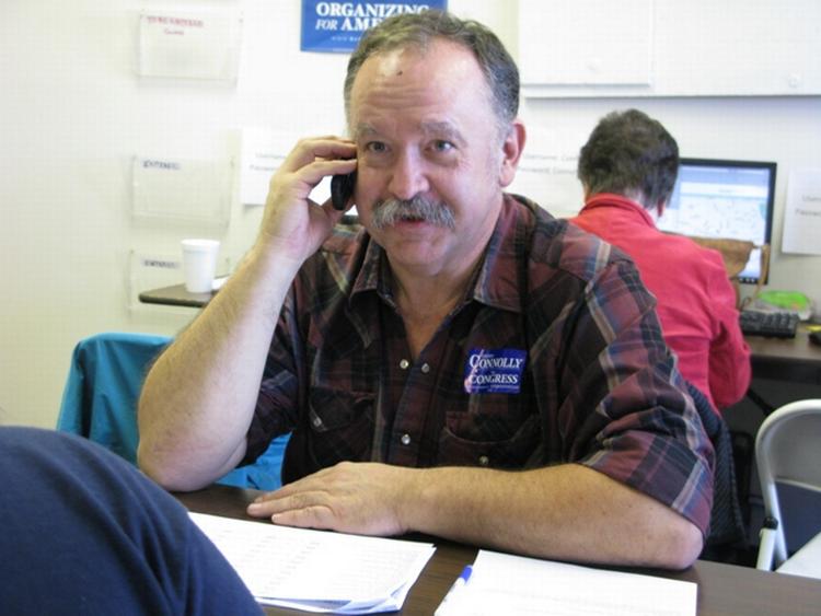 Frivillig. Billy Burger kommer fra Oregon. Alligevel kæmper han for en kandidat fra Virginia. 