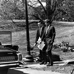 makkerpar. Ted Sorensen og John F. Kennedy på vej ud i bilen i marts 1963.  Otte måneder senere var Kennedy død. 