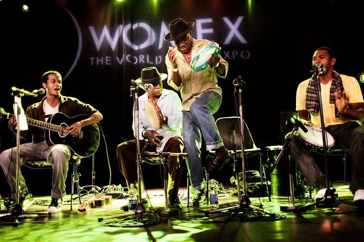 Brasilianske Samba Chula de Saõ Braz spiller en forførende samba, hvor to guitarer spiller i ver sin oktav, mens resten af gruppen på de flade pandeiro-trommer og med congas og marcacão-tromme skaber et surrealistisk lydbillede. 