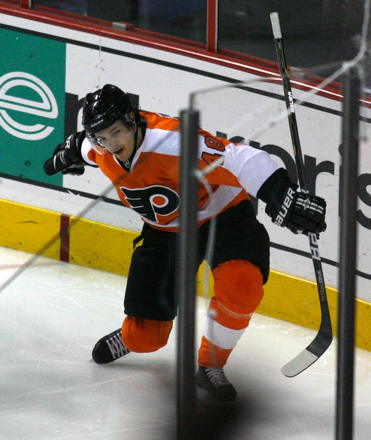 bisse. Danny Briere fra Philadelphia Flyers er blevet straffet for overfald på Frans Nielsen i lørdagens kamp. Arkivfoto. 