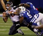 sacked. Houston Texans quarterback Matt Schaub bliver tacklet i afleveringsøjeblikket af fremstormende spillere fra Indianapolis Colts. 