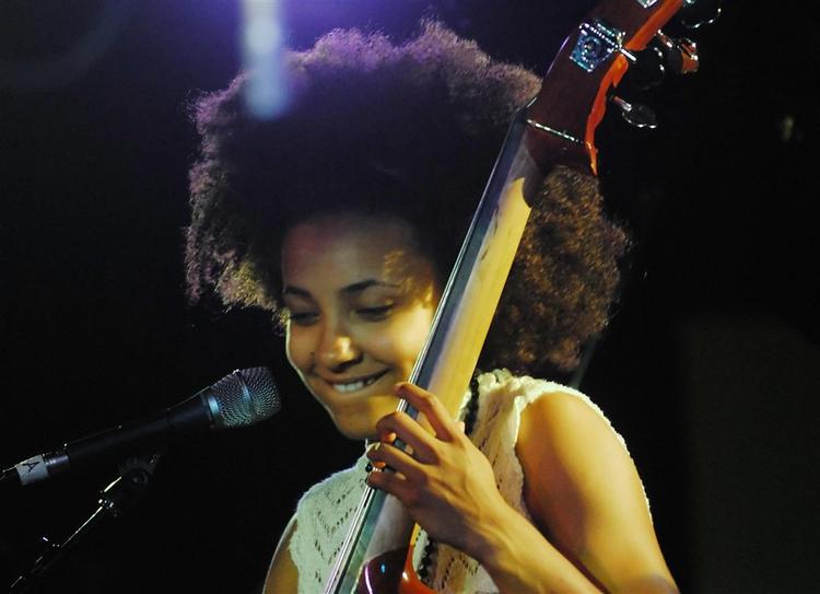 Inden Esperanza Spalding som 14-årig opdagede kontrabassen, spillede hun både violin og cello i et kammermusikensemble i hjemstaten Oregon. 