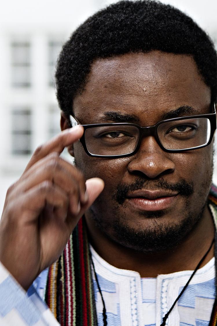 Forfulgt. Fribyforfatteren Tendai Frank Tagarira, 26, skal være i Århus frem til 2012. Han har bl.a. skrevet 'Beyond Money', 'Trying to Make Sense of It' og 'Parable of the Pumpkin Seeds'. Ingen af bøgerne er udgivet i Zimbabwe, hvor Mugabes styre forfølger ham. 