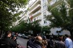 Brevfrygt. Medierne har taget opstilling foran den schweziske ambassade i Athen, hvor en brevbombe gik af tidligere i dag. 
